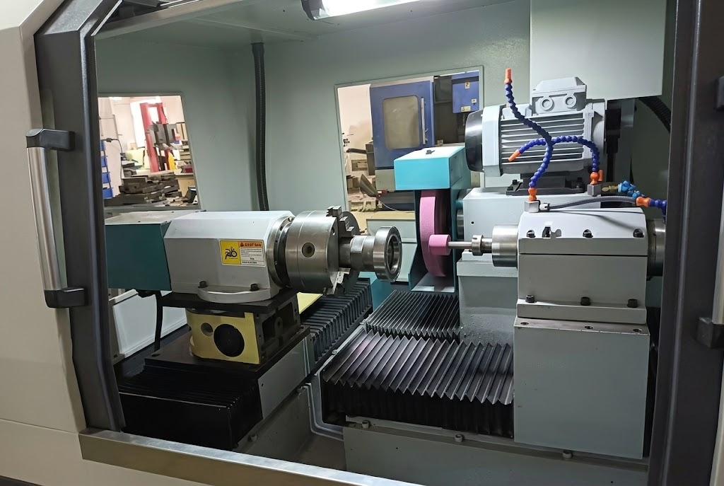 CNC grinding machine configured for cylindrical grinding